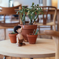 Stritは、最も暗い日を明るくするのに役立つ、自己非難の典型的なデンマークの美徳を体現しています。 時には、私たちはすべてが重要であり、私たちが自分たちを信じるように全面的に取り組んでいるわけではないことを思い出さなければなりません。 移動可能なボディでArchitectMade Stritは、驚きから懸念まで、そしてその間のすべてのポーズを取ることができます。