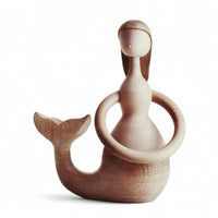 Architectmadeの古典的なマーメイドの木製フィギュアは、1960年にHansBøllingによってデザインされました。マーメイドは、洗練された女性らしいオーラを体現しており、今日必要なハーモニーとバランスをもたらします。それは木製と頭の中で手作りです、フィンとウエストは異なる表現を得るために回転することができます。デンマークのデザインが好きな方に最適なギフトです!