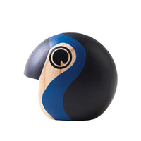 ハンス・ブリングは1961年にディスクスをデザインしました。古代ギリシャの競技に用いられた円盤の形をした鳥‐ディスクス‐にはパイン材が使用され、胸の部分は木そのものの色、カラフルな羽の部分にはハンドペイントが施されており、パイン材ならではの品質がその美しい木目とカラフルなペイントの対比を際立たせています。