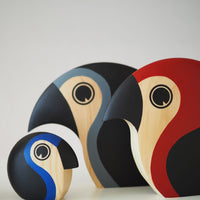 ハンス・ブリングは1961年にディスクスをデザインしました。古代ギリシャの競技に用いられた円盤の形をした鳥‐ディスクス‐にはパイン材が使用され、胸の部分は木そのものの色、カラフルな羽の部分にはハンドペイントが施されており、パイン材ならではの品質がその美しい木目とカラフルなペイントの対比を際立たせています。