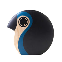 ハンス・ブリングは1961年にディスクスをデザインしました。古代ギリシャの競技に用いられた円盤の形をした鳥‐ディスクス‐にはパイン材が使用され、胸の部分は木そのものの色、カラフルな羽の部分にはハンドペイントが施されており、パイン材ならではの品質がその美しい木目とカラフルなペイントの対比を際立たせています。