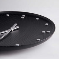 FJ Clock、フィン・ユールの壁時計は、1950年にニューヨークの国際連合信託統治理事会のインテリアのひとつとしてデザインされたもので、フィン・ユールのデザイン美学のエッセンスを色濃く表現しています。チーク材が持つナチュラルな質感が描く曲線と、また文字盤にはアラビア数字を用いずにアルミで目盛を刻むことにより、フィン・ユールのミニマリズムをより完全なものにしています。