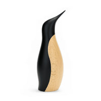 ペンギンは、当初、銀細工師であったハンス・ブンデが自身の大きな姉妹への特別なプレゼントとして1954年に手作りの3羽をデザインしたものです。ハンス・ブンデは、自身の姉妹への愛情と、つがいになった相手に献身的に尽くし生涯添い遂げる一風変わった鳥、ペンギンに魅惑されている自身の気持ちをこめてデザインしました。60年以上の年月が経った今日、3羽のペンギンファミリーの中から、大きなペンギンに小さなペンギンが寄り添う家族の絆の強さを象徴するような2羽を世に送り出せることとなりました。1羽でも、群れをなしていても、並べ方一つでペンギンのエレガントで凛とした佇まいは、家族の絆、そして愛と友情を象徴しています。木目が美しいビーチ材を用いられたペンギンは一つ一つが個性を持っています。