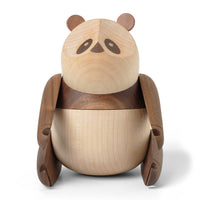 2019年4月、2匹のパンダがコペンハーゲン動物園に来る際、パンダ館をデザインしたBIG(ビャーク・インゲルスグループ)が同時に手掛けた作品で、オープニングイベントの記念品としても使用されました。デンマークでも有名なBIGが手掛けた新しいパンダは、中国の陰陽記号に基づいてデザインされています。中国の哲学では、円の中で陰と陽は互いに対立する属性を持つとともにバランスをとるよう作用しているといわれており、本作はその要素を取り入れたユニークな試みのオブジェです。スモールとラージの2サイズ展開で、パンダの上半身は回転させることが可能です。アームパーツとレッグパーツは取り外せます。