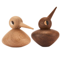 デンマークのデザイナーであるクリスチャン・ヴェデルが1959年に発表した鳥のオブジェをARCHITECTMADE社が復刻したものです。ボディを上下反対にしたり、ネックの角度を変える事により鳥たちの色々な表情を生み出します。オーク材仕様でカラーがスモークとナチュラルの2色展開です。どちらのサイズも専用の箱に収められています。濃い方がスモークです。