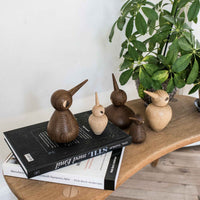 デンマークのデザイナーであるクリスチャン・ヴェデルが1959年に発表した鳥のオブジェをARCHITECTMADE社が復刻したものです。ボディを上下反対にしたり、ネックの角度を変える事により鳥たちの色々な表情を生み出します。オーク材仕様でカラーがスモークとナチュラルの2色展開です。どちらのサイズも専用の箱に収められています。濃い方がスモークです。