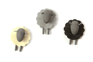 羊をデザインしたシンプルなマグネットです。耳は革を使ってできています。スウェーデン製ハンドメイド品です。 