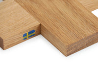 Larssons Tra(ラッセントレー)は、1946年にスウェーデンで創業した、北欧木工文化を代表するインテリア雑貨ブランドです。白樺や松など、北欧の厳しい気候の中で育った木材を厳選し、木目や繊維方向、乾燥特性まで考慮した設計と加工によって、素材本来の美しさと耐久性を丁寧に引き出しています。装飾を過度に施さず、形状・比率・余白によって表現されるミニマルな造形は、スウェーデンデザインの思想そのものとも言えます。オーナメントや木製雑貨、インテリア小物を中心に、量産でありながら工芸品に近い品質基準を維持し、空間に置いたときの佇まいや光の当たり方、経年による色味の変化までを見据えたものづくりによって、暮らしの質を静かに高めるスウェーデンの老舗ブランドです。