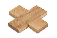 Larssons Tra(ラッセントレー)は、1946年にスウェーデンで創業した、北欧木工文化を代表するインテリア雑貨ブランドです。白樺や松など、北欧の厳しい気候の中で育った木材を厳選し、木目や繊維方向、乾燥特性まで考慮した設計と加工によって、素材本来の美しさと耐久性を丁寧に引き出しています。装飾を過度に施さず、形状・比率・余白によって表現されるミニマルな造形は、スウェーデンデザインの思想そのものとも言えます。オーナメントや木製雑貨、インテリア小物を中心に、量産でありながら工芸品に近い品質基準を維持し、空間に置いたときの佇まいや光の当たり方、経年による色味の変化までを見据えたものづくりによって、暮らしの質を静かに高めるスウェーデンの老舗ブランドです。