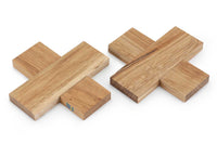 Larssons Tra(ラッセントレー)は、1946年にスウェーデンで創業した、北欧木工文化を代表するインテリア雑貨ブランドです。白樺や松など、北欧の厳しい気候の中で育った木材を厳選し、木目や繊維方向、乾燥特性まで考慮した設計と加工によって、素材本来の美しさと耐久性を丁寧に引き出しています。装飾を過度に施さず、形状・比率・余白によって表現されるミニマルな造形は、スウェーデンデザインの思想そのものとも言えます。オーナメントや木製雑貨、インテリア小物を中心に、量産でありながら工芸品に近い品質基準を維持し、空間に置いたときの佇まいや光の当たり方、経年による色味の変化までを見据えたものづくりによって、暮らしの質を静かに高めるスウェーデンの老舗ブランドです。