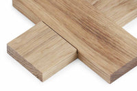 Larssons Tra(ラッセントレー)は、1946年にスウェーデンで創業した、北欧木工文化を代表するインテリア雑貨ブランドです。白樺や松など、北欧の厳しい気候の中で育った木材を厳選し、木目や繊維方向、乾燥特性まで考慮した設計と加工によって、素材本来の美しさと耐久性を丁寧に引き出しています。装飾を過度に施さず、形状・比率・余白によって表現されるミニマルな造形は、スウェーデンデザインの思想そのものとも言えます。オーナメントや木製雑貨、インテリア小物を中心に、量産でありながら工芸品に近い品質基準を維持し、空間に置いたときの佇まいや光の当たり方、経年による色味の変化までを見据えたものづくりによって、暮らしの質を静かに高めるスウェーデンの老舗ブランドです。