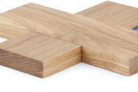 Larssons Tra(ラッセントレー)は、1946年にスウェーデンで創業した、北欧木工文化を代表するインテリア雑貨ブランドです。白樺や松など、北欧の厳しい気候の中で育った木材を厳選し、木目や繊維方向、乾燥特性まで考慮した設計と加工によって、素材本来の美しさと耐久性を丁寧に引き出しています。装飾を過度に施さず、形状・比率・余白によって表現されるミニマルな造形は、スウェーデンデザインの思想そのものとも言えます。オーナメントや木製雑貨、インテリア小物を中心に、量産でありながら工芸品に近い品質基準を維持し、空間に置いたときの佇まいや光の当たり方、経年による色味の変化までを見据えたものづくりによって、暮らしの質を静かに高めるスウェーデンの老舗ブランドです。