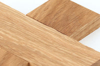 Larssons Tra(ラッセントレー)は、1946年にスウェーデンで創業した、北欧木工文化を代表するインテリア雑貨ブランドです。白樺や松など、北欧の厳しい気候の中で育った木材を厳選し、木目や繊維方向、乾燥特性まで考慮した設計と加工によって、素材本来の美しさと耐久性を丁寧に引き出しています。装飾を過度に施さず、形状・比率・余白によって表現されるミニマルな造形は、スウェーデンデザインの思想そのものとも言えます。オーナメントや木製雑貨、インテリア小物を中心に、量産でありながら工芸品に近い品質基準を維持し、空間に置いたときの佇まいや光の当たり方、経年による色味の変化までを見据えたものづくりによって、暮らしの質を静かに高めるスウェーデンの老舗ブランドです。