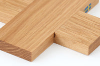 Larssons Tra(ラッセントレー)は、1946年にスウェーデンで創業した、北欧木工文化を代表するインテリア雑貨ブランドです。白樺や松など、北欧の厳しい気候の中で育った木材を厳選し、木目や繊維方向、乾燥特性まで考慮した設計と加工によって、素材本来の美しさと耐久性を丁寧に引き出しています。装飾を過度に施さず、形状・比率・余白によって表現されるミニマルな造形は、スウェーデンデザインの思想そのものとも言えます。オーナメントや木製雑貨、インテリア小物を中心に、量産でありながら工芸品に近い品質基準を維持し、空間に置いたときの佇まいや光の当たり方、経年による色味の変化までを見据えたものづくりによって、暮らしの質を静かに高めるスウェーデンの老舗ブランドです。