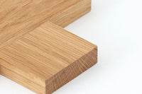 Larssons Tra(ラッセントレー)は、1946年にスウェーデンで創業した、北欧木工文化を代表するインテリア雑貨ブランドです。白樺や松など、北欧の厳しい気候の中で育った木材を厳選し、木目や繊維方向、乾燥特性まで考慮した設計と加工によって、素材本来の美しさと耐久性を丁寧に引き出しています。装飾を過度に施さず、形状・比率・余白によって表現されるミニマルな造形は、スウェーデンデザインの思想そのものとも言えます。オーナメントや木製雑貨、インテリア小物を中心に、量産でありながら工芸品に近い品質基準を維持し、空間に置いたときの佇まいや光の当たり方、経年による色味の変化までを見据えたものづくりによって、暮らしの質を静かに高めるスウェーデンの老舗ブランドです。