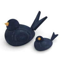 Larssons Tra(ラッセントレー)は、1946年にスウェーデンで創業した、北欧木工文化を代表するインテリア雑貨ブランドです。白樺や松など、北欧の厳しい気候の中で育った木材を厳選し、木目や繊維方向、乾燥特性まで考慮した設計と加工によって、素材本来の美しさと耐久性を丁寧に引き出しています。装飾を過度に施さず、形状・比率・余白によって表現されるミニマルな造形は、スウェーデンデザインの思想そのものとも言えます。オーナメントや木製雑貨、インテリア小物を中心に、量産でありながら工芸品に近い品質基準を維持し、空間に置いたときの佇まいや光の当たり方、経年による色味の変化までを見据えたものづくりによって、暮らしの質を静かに高めるスウェーデンの老舗ブランドです。