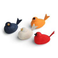 Larssons Tra(ラッセントレー)は、1946年にスウェーデンで創業した、北欧木工文化を代表するインテリア雑貨ブランドです。白樺や松など、北欧の厳しい気候の中で育った木材を厳選し、木目や繊維方向、乾燥特性まで考慮した設計と加工によって、素材本来の美しさと耐久性を丁寧に引き出しています。装飾を過度に施さず、形状・比率・余白によって表現されるミニマルな造形は、スウェーデンデザインの思想そのものとも言えます。オーナメントや木製雑貨、インテリア小物を中心に、量産でありながら工芸品に近い品質基準を維持し、空間に置いたときの佇まいや光の当たり方、経年による色味の変化までを見据えたものづくりによって、暮らしの質を静かに高めるスウェーデンの老舗ブランドです。