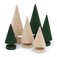 Larssons Tra(ラッセントレー)は、1946年にスウェーデンで創業した、北欧木工文化を代表するインテリア雑貨ブランドです。白樺や松など、北欧の厳しい気候の中で育った木材を厳選し、木目や繊維方向、乾燥特性まで考慮した設計と加工によって、素材本来の美しさと耐久性を丁寧に引き出しています。装飾を過度に施さず、形状・比率・余白によって表現されるミニマルな造形は、スウェーデンデザインの思想そのものとも言えます。オーナメントや木製雑貨、インテリア小物を中心に、量産でありながら工芸品に近い品質基準を維持し、空間に置いたときの佇まいや光の当たり方、経年による色味の変化までを見据えたものづくりによって、暮らしの質を静かに高めるスウェーデンの老舗ブランドです。