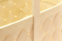 北欧の中でも特にフィンランドでは、バーチ材のかごが古くから人気があります。その多くは南のエストニアで製造されています。すべて職人さんが一つ一つ手作業で造ったハンドメイド品。こちらはイッタラやベルソデザイン社のコラボバスケットを製造しているメーカーへオリジナルオーダーで作成してもらった商品となります。