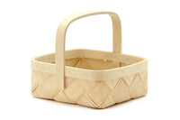 北欧の中でも特にフィンランドでは、バーチ材のかごが古くから人気があります。その多くは南のエストニアで製造されています。すべて職人さんが一つ一つ手作業で造ったハンドメイド品。こちらはイッタラやベルソデザイン社のコラボバスケットを製造しているメーカーへオリジナルオーダーで作成してもらった商品となります。