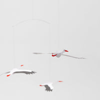 Flensted Mobiles(フレンステッド・モビール)は、1953年創業のデンマーク発・モビール専門ブランド。北欧デザインの文脈に立脚し、造形・質量配分・回転慣性を最適化して、わずかな気流でも自律的に表情を変える構成美を追求します。各パーツは重心とトルクの釣り合いを精密に設計し、静止と運動のあいだを往還する“動く彫刻”として空間に時間軸を付与。代表作「Lucky Storks」から幾何学、鳥類、気球まで多彩で、紙・ステンレス・木材の軽量構造は施工負荷が小さく、住宅・商業・ホスピタリティ・キッズ空間に適合します。現在もデンマーク国内で手作業組立・品質管理を徹底し、視覚ノイズを抑えた運動リズムが集中・鎮静・遊び心をもたらします。北欧インテリアの天井飾りや吊り下げモビールとして、リビング・子供部屋・出産祝いギフトに最適なデンマーク製の正規品です。