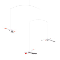 Flensted Mobiles(フレンステッド・モビール)は、1953年創業のデンマーク発・モビール専門ブランド。北欧デザインの文脈に立脚し、造形・質量配分・回転慣性を最適化して、わずかな気流でも自律的に表情を変える構成美を追求します。各パーツは重心とトルクの釣り合いを精密に設計し、静止と運動のあいだを往還する“動く彫刻”として空間に時間軸を付与。代表作「Lucky Storks」から幾何学、鳥類、気球まで多彩で、紙・ステンレス・木材の軽量構造は施工負荷が小さく、住宅・商業・ホスピタリティ・キッズ空間に適合します。現在もデンマーク国内で手作業組立・品質管理を徹底し、視覚ノイズを抑えた運動リズムが集中・鎮静・遊び心をもたらします。北欧インテリアの天井飾りや吊り下げモビールとして、リビング・子供部屋・出産祝いギフトに最適なデンマーク製の正規品です。
