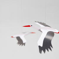 Flensted Mobiles(フレンステッド・モビール)は、1953年創業のデンマーク発・モビール専門ブランド。北欧デザインの文脈に立脚し、造形・質量配分・回転慣性を最適化して、わずかな気流でも自律的に表情を変える構成美を追求します。各パーツは重心とトルクの釣り合いを精密に設計し、静止と運動のあいだを往還する“動く彫刻”として空間に時間軸を付与。代表作「Lucky Storks」から幾何学、鳥類、気球まで多彩で、紙・ステンレス・木材の軽量構造は施工負荷が小さく、住宅・商業・ホスピタリティ・キッズ空間に適合します。現在もデンマーク国内で手作業組立・品質管理を徹底し、視覚ノイズを抑えた運動リズムが集中・鎮静・遊び心をもたらします。北欧インテリアの天井飾りや吊り下げモビールとして、リビング・子供部屋・出産祝いギフトに最適なデンマーク製の正規品です。