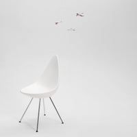 Flensted Mobiles(フレンステッド・モビール)は、1953年創業のデンマーク発・モビール専門ブランド。北欧デザインの文脈に立脚し、造形・質量配分・回転慣性を最適化して、わずかな気流でも自律的に表情を変える構成美を追求します。各パーツは重心とトルクの釣り合いを精密に設計し、静止と運動のあいだを往還する“動く彫刻”として空間に時間軸を付与。代表作「Lucky Storks」から幾何学、鳥類、気球まで多彩で、紙・ステンレス・木材の軽量構造は施工負荷が小さく、住宅・商業・ホスピタリティ・キッズ空間に適合します。現在もデンマーク国内で手作業組立・品質管理を徹底し、視覚ノイズを抑えた運動リズムが集中・鎮静・遊び心をもたらします。北欧インテリアの天井飾りや吊り下げモビールとして、リビング・子供部屋・出産祝いギフトに最適なデンマーク製の正規品です。