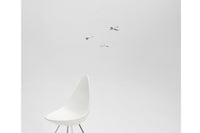 Flensted Hanging Art(フレンステッド・ハンギングアート)は、1954年にデンマークで誕生した北欧モビールの老舗ブランドです。創業者クリスチャン・フレンステッドと妻グレーテが自宅で最初のモビールを作ったことから始まり、現在も家族経営のもと、すべて手作業で丁寧に製作されています。風や空気の流れで繊細に揺れるモビールは、リビングや寝室、子供部屋、玄関、オフィスなど、さまざまな空間に静けさと調和をもたらします。北欧インテリアやモダンアートと調和するシンプルで洗練されたデザインは、出産祝いや引越し祝い、誕生日などのギフトにも最適。2024年にはブランド名を「Flensted mobiles」から「Flensted Hanging Art」へ刷新し、アート性とハンドメイドの温もりをそのままに、より現代的な世界観を発信しています。癒しの空間演出を求める方におすすめのインテリアアートです。