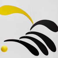 Flensted Mobiles(フレンステッド・モビール)は、1953年創業のデンマーク発・モビール専門ブランド。北欧デザインの文脈に立脚し、造形・質量配分・回転慣性を最適化して、わずかな気流でも自律的に表情を変える構成美を追求します。各パーツは重心とトルクの釣り合いを精密に設計し、静止と運動のあいだを往還する“動く彫刻”として空間に時間軸を付与。代表作「Lucky Storks」から幾何学、鳥類、気球まで多彩で、紙・ステンレス・木材の軽量構造は施工負荷が小さく、住宅・商業・ホスピタリティ・キッズ空間に適合します。現在もデンマーク国内で手作業組立・品質管理を徹底し、視覚ノイズを抑えた運動リズムが集中・鎮静・遊び心をもたらします。北欧インテリアの天井飾りや吊り下げモビールとして、リビング・子供部屋・出産祝いギフトに最適なデンマーク製の正規品です。