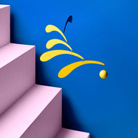 Flensted Mobiles(フレンステッド・モビール)は、1953年創業のデンマーク発・モビール専門ブランド。北欧デザインの文脈に立脚し、造形・質量配分・回転慣性を最適化して、わずかな気流でも自律的に表情を変える構成美を追求します。各パーツは重心とトルクの釣り合いを精密に設計し、静止と運動のあいだを往還する“動く彫刻”として空間に時間軸を付与。代表作「Lucky Storks」から幾何学、鳥類、気球まで多彩で、紙・ステンレス・木材の軽量構造は施工負荷が小さく、住宅・商業・ホスピタリティ・キッズ空間に適合します。現在もデンマーク国内で手作業組立・品質管理を徹底し、視覚ノイズを抑えた運動リズムが集中・鎮静・遊び心をもたらします。北欧インテリアの天井飾りや吊り下げモビールとして、リビング・子供部屋・出産祝いギフトに最適なデンマーク製の正規品です。