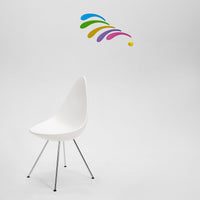 Flensted Mobiles(フレンステッド・モビール)は、1953年創業のデンマーク発・モビール専門ブランド。北欧デザインの文脈に立脚し、造形・質量配分・回転慣性を最適化して、わずかな気流でも自律的に表情を変える構成美を追求します。各パーツは重心とトルクの釣り合いを精密に設計し、静止と運動のあいだを往還する“動く彫刻”として空間に時間軸を付与。代表作「Lucky Storks」から幾何学、鳥類、気球まで多彩で、紙・ステンレス・木材の軽量構造は施工負荷が小さく、住宅・商業・ホスピタリティ・キッズ空間に適合します。現在もデンマーク国内で手作業組立・品質管理を徹底し、視覚ノイズを抑えた運動リズムが集中・鎮静・遊び心をもたらします。北欧インテリアの天井飾りや吊り下げモビールとして、リビング・子供部屋・出産祝いギフトに最適なデンマーク製の正規品です。