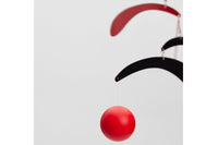 Flensted Hanging Art(フレンステッド・ハンギングアート)は、1954年にデンマークで誕生した北欧モビールの老舗ブランドです。創業者クリスチャン・フレンステッドと妻グレーテが自宅で最初のモビールを作ったことから始まり、現在も家族経営のもと、すべて手作業で丁寧に製作されています。風や空気の流れで繊細に揺れるモビールは、リビングや寝室、子供部屋、玄関、オフィスなど、さまざまな空間に静けさと調和をもたらします。北欧インテリアやモダンアートと調和するシンプルで洗練されたデザインは、出産祝いや引越し祝い、誕生日などのギフトにも最適。2024年にはブランド名を「Flensted mobiles」から「Flensted Hanging Art」へ刷新し、アート性とハンドメイドの温もりをそのままに、より現代的な世界観を発信しています。癒しの空間演出を求める方におすすめのインテリアアートです。