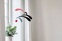 Flensted Hanging Art(フレンステッド・ハンギングアート)は、1954年にデンマークで誕生した北欧モビールの老舗ブランドです。創業者クリスチャン・フレンステッドと妻グレーテが自宅で最初のモビールを作ったことから始まり、現在も家族経営のもと、すべて手作業で丁寧に製作されています。風や空気の流れで繊細に揺れるモビールは、リビングや寝室、子供部屋、玄関、オフィスなど、さまざまな空間に静けさと調和をもたらします。北欧インテリアやモダンアートと調和するシンプルで洗練されたデザインは、出産祝いや引越し祝い、誕生日などのギフトにも最適。2024年にはブランド名を「Flensted mobiles」から「Flensted Hanging Art」へ刷新し、アート性とハンドメイドの温もりをそのままに、より現代的な世界観を発信しています。癒しの空間演出を求める方におすすめのインテリアアートです。