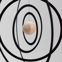 Flensted Mobiles(フレンステッド・モビール)は、1953年創業のデンマーク発・モビール専門ブランド。北欧デザインの文脈に立脚し、造形・質量配分・回転慣性を最適化して、わずかな気流でも自律的に表情を変える構成美を追求します。各パーツは重心とトルクの釣り合いを精密に設計し、静止と運動のあいだを往還する“動く彫刻”として空間に時間軸を付与。代表作「Lucky Storks」から幾何学、鳥類、気球まで多彩で、紙・ステンレス・木材の軽量構造は施工負荷が小さく、住宅・商業・ホスピタリティ・キッズ空間に適合します。現在もデンマーク国内で手作業組立・品質管理を徹底し、視覚ノイズを抑えた運動リズムが集中・鎮静・遊び心をもたらします。北欧インテリアの天井飾りや吊り下げモビールとして、リビング・子供部屋・出産祝いギフトに最適なデンマーク製の正規品です。