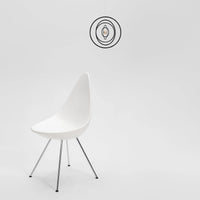 Flensted Mobiles(フレンステッド・モビール)は、1953年創業のデンマーク発・モビール専門ブランド。北欧デザインの文脈に立脚し、造形・質量配分・回転慣性を最適化して、わずかな気流でも自律的に表情を変える構成美を追求します。各パーツは重心とトルクの釣り合いを精密に設計し、静止と運動のあいだを往還する“動く彫刻”として空間に時間軸を付与。代表作「Lucky Storks」から幾何学、鳥類、気球まで多彩で、紙・ステンレス・木材の軽量構造は施工負荷が小さく、住宅・商業・ホスピタリティ・キッズ空間に適合します。現在もデンマーク国内で手作業組立・品質管理を徹底し、視覚ノイズを抑えた運動リズムが集中・鎮静・遊び心をもたらします。北欧インテリアの天井飾りや吊り下げモビールとして、リビング・子供部屋・出産祝いギフトに最適なデンマーク製の正規品です。