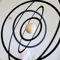 Flensted Mobiles(フレンステッド・モビール)は、1953年創業のデンマーク発・モビール専門ブランド。北欧デザインの文脈に立脚し、造形・質量配分・回転慣性を最適化して、わずかな気流でも自律的に表情を変える構成美を追求します。各パーツは重心とトルクの釣り合いを精密に設計し、静止と運動のあいだを往還する“動く彫刻”として空間に時間軸を付与。代表作「Lucky Storks」から幾何学、鳥類、気球まで多彩で、紙・ステンレス・木材の軽量構造は施工負荷が小さく、住宅・商業・ホスピタリティ・キッズ空間に適合します。現在もデンマーク国内で手作業組立・品質管理を徹底し、視覚ノイズを抑えた運動リズムが集中・鎮静・遊び心をもたらします。北欧インテリアの天井飾りや吊り下げモビールとして、リビング・子供部屋・出産祝いギフトに最適なデンマーク製の正規品です。