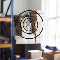 Flensted Mobiles(フレンステッド・モビール)は、1953年創業のデンマーク発・モビール専門ブランド。北欧デザインの文脈に立脚し、造形・質量配分・回転慣性を最適化して、わずかな気流でも自律的に表情を変える構成美を追求します。各パーツは重心とトルクの釣り合いを精密に設計し、静止と運動のあいだを往還する“動く彫刻”として空間に時間軸を付与。代表作「Lucky Storks」から幾何学、鳥類、気球まで多彩で、紙・ステンレス・木材の軽量構造は施工負荷が小さく、住宅・商業・ホスピタリティ・キッズ空間に適合します。現在もデンマーク国内で手作業組立・品質管理を徹底し、視覚ノイズを抑えた運動リズムが集中・鎮静・遊び心をもたらします。北欧インテリアの天井飾りや吊り下げモビールとして、リビング・子供部屋・出産祝いギフトに最適なデンマーク製の正規品です。