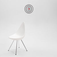 Flensted Mobiles(フレンステッド・モビール)は、1953年創業のデンマーク発・モビール専門ブランド。北欧デザインの文脈に立脚し、造形・質量配分・回転慣性を最適化して、わずかな気流でも自律的に表情を変える構成美を追求します。各パーツは重心とトルクの釣り合いを精密に設計し、静止と運動のあいだを往還する“動く彫刻”として空間に時間軸を付与。代表作「Lucky Storks」から幾何学、鳥類、気球まで多彩で、紙・ステンレス・木材の軽量構造は施工負荷が小さく、住宅・商業・ホスピタリティ・キッズ空間に適合します。現在もデンマーク国内で手作業組立・品質管理を徹底し、視覚ノイズを抑えた運動リズムが集中・鎮静・遊び心をもたらします。北欧インテリアの天井飾りや吊り下げモビールとして、リビング・子供部屋・出産祝いギフトに最適なデンマーク製の正規品です。