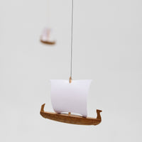 Flensted Mobiles(フレンステッド・モビール)は、1953年創業のデンマーク発・モビール専門ブランド。北欧デザインの文脈に立脚し、造形・質量配分・回転慣性を最適化して、わずかな気流でも自律的に表情を変える構成美を追求します。各パーツは重心とトルクの釣り合いを精密に設計し、静止と運動のあいだを往還する“動く彫刻”として空間に時間軸を付与。代表作「Lucky Storks」から幾何学、鳥類、気球まで多彩で、紙・ステンレス・木材の軽量構造は施工負荷が小さく、住宅・商業・ホスピタリティ・キッズ空間に適合します。現在もデンマーク国内で手作業組立・品質管理を徹底し、視覚ノイズを抑えた運動リズムが集中・鎮静・遊び心をもたらします。北欧インテリアの天井飾りや吊り下げモビールとして、リビング・子供部屋・出産祝いギフトに最適なデンマーク製の正規品です。