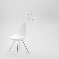 Flensted Mobiles(フレンステッド・モビール)は、1953年創業のデンマーク発・モビール専門ブランド。北欧デザインの文脈に立脚し、造形・質量配分・回転慣性を最適化して、わずかな気流でも自律的に表情を変える構成美を追求します。各パーツは重心とトルクの釣り合いを精密に設計し、静止と運動のあいだを往還する“動く彫刻”として空間に時間軸を付与。代表作「Lucky Storks」から幾何学、鳥類、気球まで多彩で、紙・ステンレス・木材の軽量構造は施工負荷が小さく、住宅・商業・ホスピタリティ・キッズ空間に適合します。現在もデンマーク国内で手作業組立・品質管理を徹底し、視覚ノイズを抑えた運動リズムが集中・鎮静・遊び心をもたらします。北欧インテリアの天井飾りや吊り下げモビールとして、リビング・子供部屋・出産祝いギフトに最適なデンマーク製の正規品です。