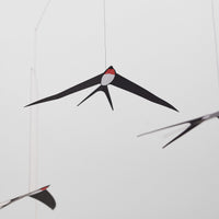 Flensted Hanging Art(フレンステッド・ハンギングアート)は、1954年にデンマークで誕生した北欧モビールの老舗ブランドです。創業者クリスチャン・フレンステッドと妻グレーテが自宅で最初のモビールを作ったことから始まり、現在も家族経営のもと、すべて手作業で丁寧に製作されています。風や空気の流れで繊細に揺れるモビールは、リビングや寝室、子供部屋、玄関、オフィスなど、さまざまな空間に静けさと調和をもたらします。北欧インテリアやモダンアートと調和するシンプルで洗練されたデザインは、出産祝いや引越し祝い、誕生日などのギフトにも最適。2024年にはブランド名を「Flensted mobiles」から「Flensted Hanging Art」へ刷新し、アート性とハンドメイドの温もりをそのままに、より現代的な世界観を発信しています。癒しの空間演出を求める方におすすめのインテリアアートです。