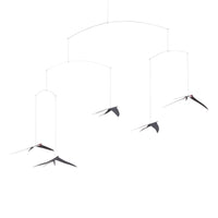 Flensted Hanging Art(フレンステッド・ハンギングアート)は、1954年にデンマークで誕生した北欧モビールの老舗ブランドです。創業者クリスチャン・フレンステッドと妻グレーテが自宅で最初のモビールを作ったことから始まり、現在も家族経営のもと、すべて手作業で丁寧に製作されています。風や空気の流れで繊細に揺れるモビールは、リビングや寝室、子供部屋、玄関、オフィスなど、さまざまな空間に静けさと調和をもたらします。北欧インテリアやモダンアートと調和するシンプルで洗練されたデザインは、出産祝いや引越し祝い、誕生日などのギフトにも最適。2024年にはブランド名を「Flensted mobiles」から「Flensted Hanging Art」へ刷新し、アート性とハンドメイドの温もりをそのままに、より現代的な世界観を発信しています。癒しの空間演出を求める方におすすめのインテリアアートです。