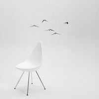 Flensted Hanging Art(フレンステッド・ハンギングアート)は、1954年にデンマークで誕生した北欧モビールの老舗ブランドです。創業者クリスチャン・フレンステッドと妻グレーテが自宅で最初のモビールを作ったことから始まり、現在も家族経営のもと、すべて手作業で丁寧に製作されています。風や空気の流れで繊細に揺れるモビールは、リビングや寝室、子供部屋、玄関、オフィスなど、さまざまな空間に静けさと調和をもたらします。北欧インテリアやモダンアートと調和するシンプルで洗練されたデザインは、出産祝いや引越し祝い、誕生日などのギフトにも最適。2024年にはブランド名を「Flensted mobiles」から「Flensted Hanging Art」へ刷新し、アート性とハンドメイドの温もりをそのままに、より現代的な世界観を発信しています。癒しの空間演出を求める方におすすめのインテリアアートです。