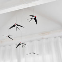 Flensted Hanging Art(フレンステッド・ハンギングアート)は、1954年にデンマークで誕生した北欧モビールの老舗ブランドです。創業者クリスチャン・フレンステッドと妻グレーテが自宅で最初のモビールを作ったことから始まり、現在も家族経営のもと、すべて手作業で丁寧に製作されています。風や空気の流れで繊細に揺れるモビールは、リビングや寝室、子供部屋、玄関、オフィスなど、さまざまな空間に静けさと調和をもたらします。北欧インテリアやモダンアートと調和するシンプルで洗練されたデザインは、出産祝いや引越し祝い、誕生日などのギフトにも最適。2024年にはブランド名を「Flensted mobiles」から「Flensted Hanging Art」へ刷新し、アート性とハンドメイドの温もりをそのままに、より現代的な世界観を発信しています。癒しの空間演出を求める方におすすめのインテリアアートです。