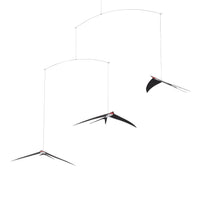 Flensted Mobiles(フレンステッド・モビール)は、1953年創業のデンマーク発・モビール専門ブランド。北欧デザインの文脈に立脚し、造形・質量配分・回転慣性を最適化して、わずかな気流でも自律的に表情を変える構成美を追求します。各パーツは重心とトルクの釣り合いを精密に設計し、静止と運動のあいだを往還する“動く彫刻”として空間に時間軸を付与。代表作「Lucky Storks」から幾何学、鳥類、気球まで多彩で、紙・ステンレス・木材の軽量構造は施工負荷が小さく、住宅・商業・ホスピタリティ・キッズ空間に適合します。現在もデンマーク国内で手作業組立・品質管理を徹底し、視覚ノイズを抑えた運動リズムが集中・鎮静・遊び心をもたらします。北欧インテリアの天井飾りや吊り下げモビールとして、リビング・子供部屋・出産祝いギフトに最適なデンマーク製の正規品です。
