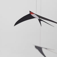 Flensted Mobiles(フレンステッド・モビール)は、1953年創業のデンマーク発・モビール専門ブランド。北欧デザインの文脈に立脚し、造形・質量配分・回転慣性を最適化して、わずかな気流でも自律的に表情を変える構成美を追求します。各パーツは重心とトルクの釣り合いを精密に設計し、静止と運動のあいだを往還する“動く彫刻”として空間に時間軸を付与。代表作「Lucky Storks」から幾何学、鳥類、気球まで多彩で、紙・ステンレス・木材の軽量構造は施工負荷が小さく、住宅・商業・ホスピタリティ・キッズ空間に適合します。現在もデンマーク国内で手作業組立・品質管理を徹底し、視覚ノイズを抑えた運動リズムが集中・鎮静・遊び心をもたらします。北欧インテリアの天井飾りや吊り下げモビールとして、リビング・子供部屋・出産祝いギフトに最適なデンマーク製の正規品です。