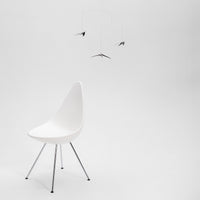Flensted Mobiles(フレンステッド・モビール)は、1953年創業のデンマーク発・モビール専門ブランド。北欧デザインの文脈に立脚し、造形・質量配分・回転慣性を最適化して、わずかな気流でも自律的に表情を変える構成美を追求します。各パーツは重心とトルクの釣り合いを精密に設計し、静止と運動のあいだを往還する“動く彫刻”として空間に時間軸を付与。代表作「Lucky Storks」から幾何学、鳥類、気球まで多彩で、紙・ステンレス・木材の軽量構造は施工負荷が小さく、住宅・商業・ホスピタリティ・キッズ空間に適合します。現在もデンマーク国内で手作業組立・品質管理を徹底し、視覚ノイズを抑えた運動リズムが集中・鎮静・遊び心をもたらします。北欧インテリアの天井飾りや吊り下げモビールとして、リビング・子供部屋・出産祝いギフトに最適なデンマーク製の正規品です。
