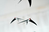 Flensted Hanging Art(フレンステッド・ハンギングアート)は、1954年にデンマークで誕生した北欧モビールの老舗ブランドです。創業者クリスチャン・フレンステッドと妻グレーテが自宅で最初のモビールを作ったことから始まり、現在も家族経営のもと、すべて手作業で丁寧に製作されています。風や空気の流れで繊細に揺れるモビールは、リビングや寝室、子供部屋、玄関、オフィスなど、さまざまな空間に静けさと調和をもたらします。北欧インテリアやモダンアートと調和するシンプルで洗練されたデザインは、出産祝いや引越し祝い、誕生日などのギフトにも最適。2024年にはブランド名を「Flensted mobiles」から「Flensted Hanging Art」へ刷新し、アート性とハンドメイドの温もりをそのままに、より現代的な世界観を発信しています。癒しの空間演出を求める方におすすめのインテリアアートです。