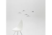 Flensted Hanging Art(フレンステッド・ハンギングアート)は、1954年にデンマークで誕生した北欧モビールの老舗ブランドです。創業者クリスチャン・フレンステッドと妻グレーテが自宅で最初のモビールを作ったことから始まり、現在も家族経営のもと、すべて手作業で丁寧に製作されています。風や空気の流れで繊細に揺れるモビールは、リビングや寝室、子供部屋、玄関、オフィスなど、さまざまな空間に静けさと調和をもたらします。北欧インテリアやモダンアートと調和するシンプルで洗練されたデザインは、出産祝いや引越し祝い、誕生日などのギフトにも最適。2024年にはブランド名を「Flensted mobiles」から「Flensted Hanging Art」へ刷新し、アート性とハンドメイドの温もりをそのままに、より現代的な世界観を発信しています。癒しの空間演出を求める方におすすめのインテリアアートです。
